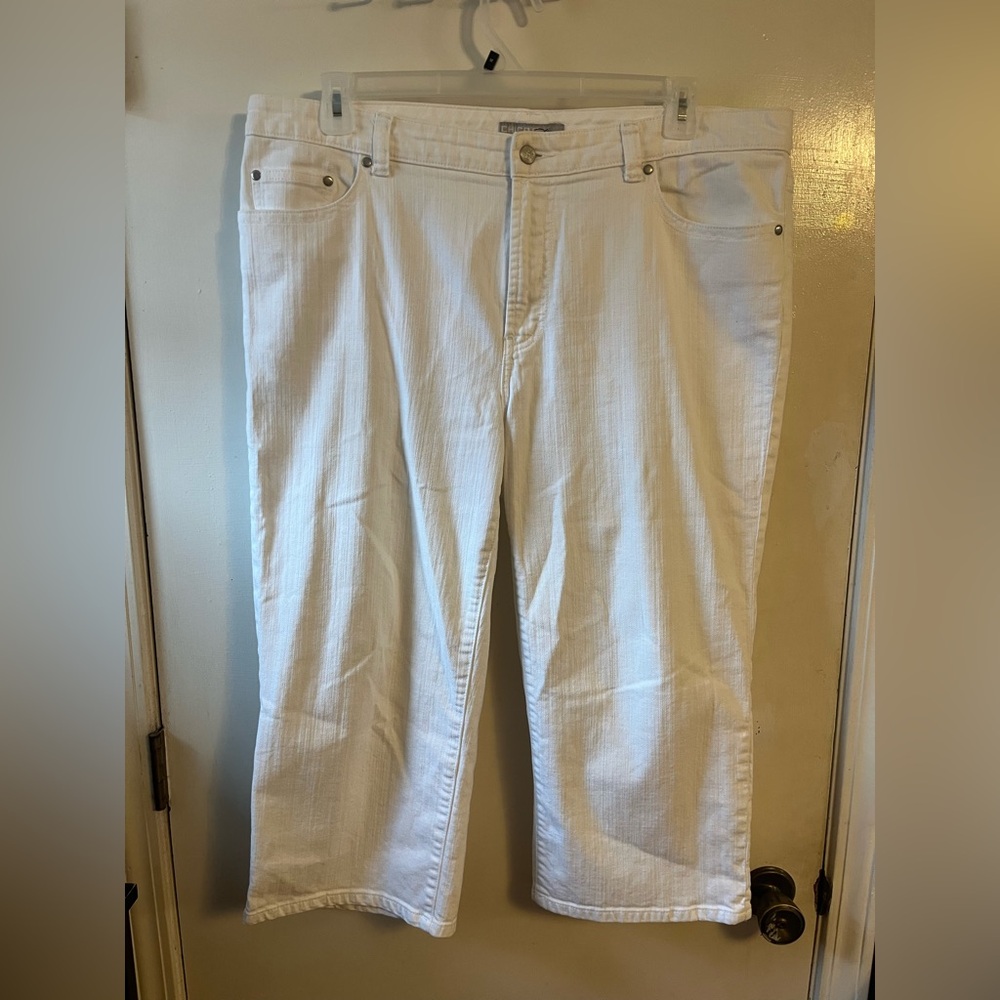 LIKE NEW Chico’s Platinum White Cropped Jeans (3/XL) 🤍